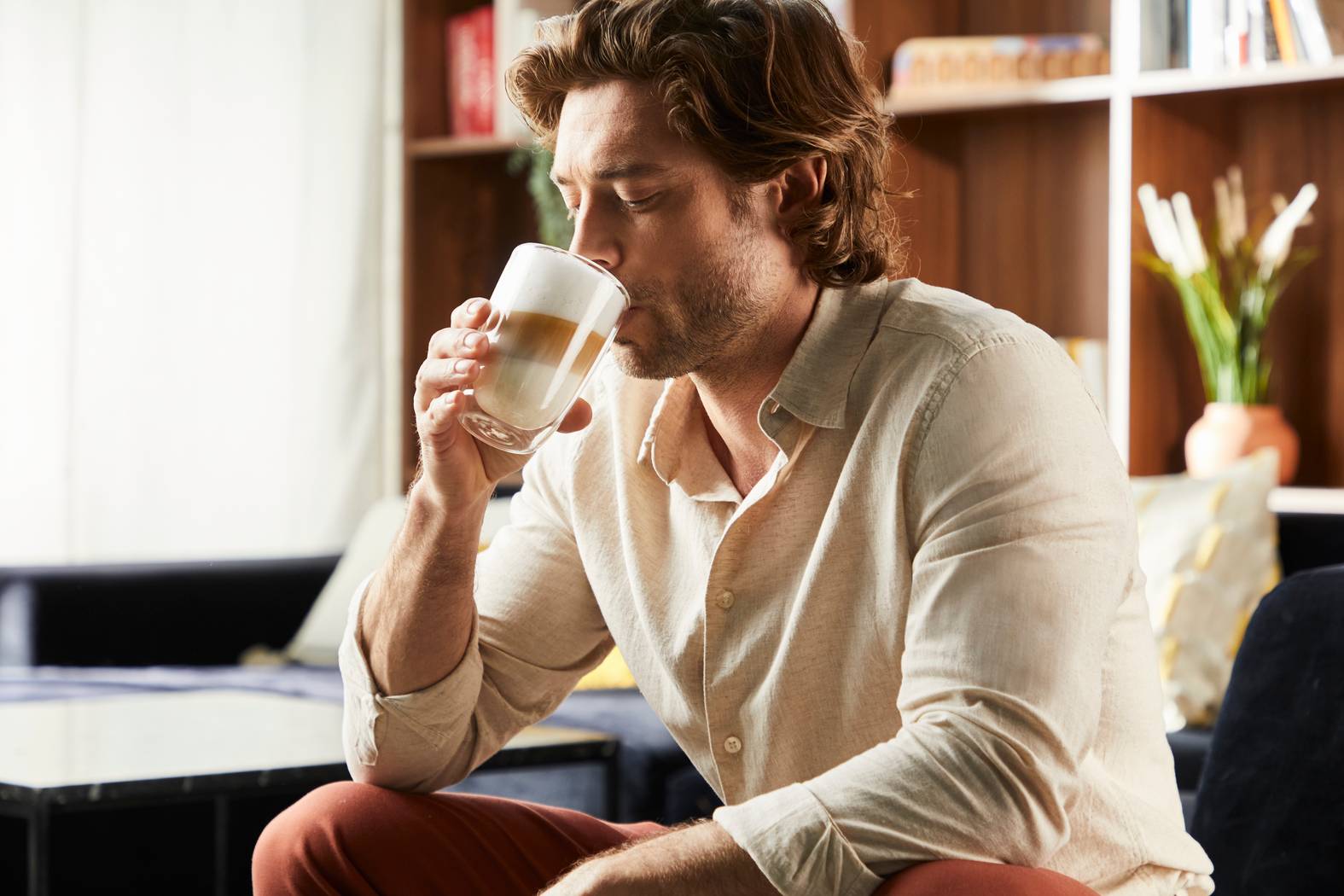 Homme buvant un cappucino. Café fait avec une machine à café Sensation