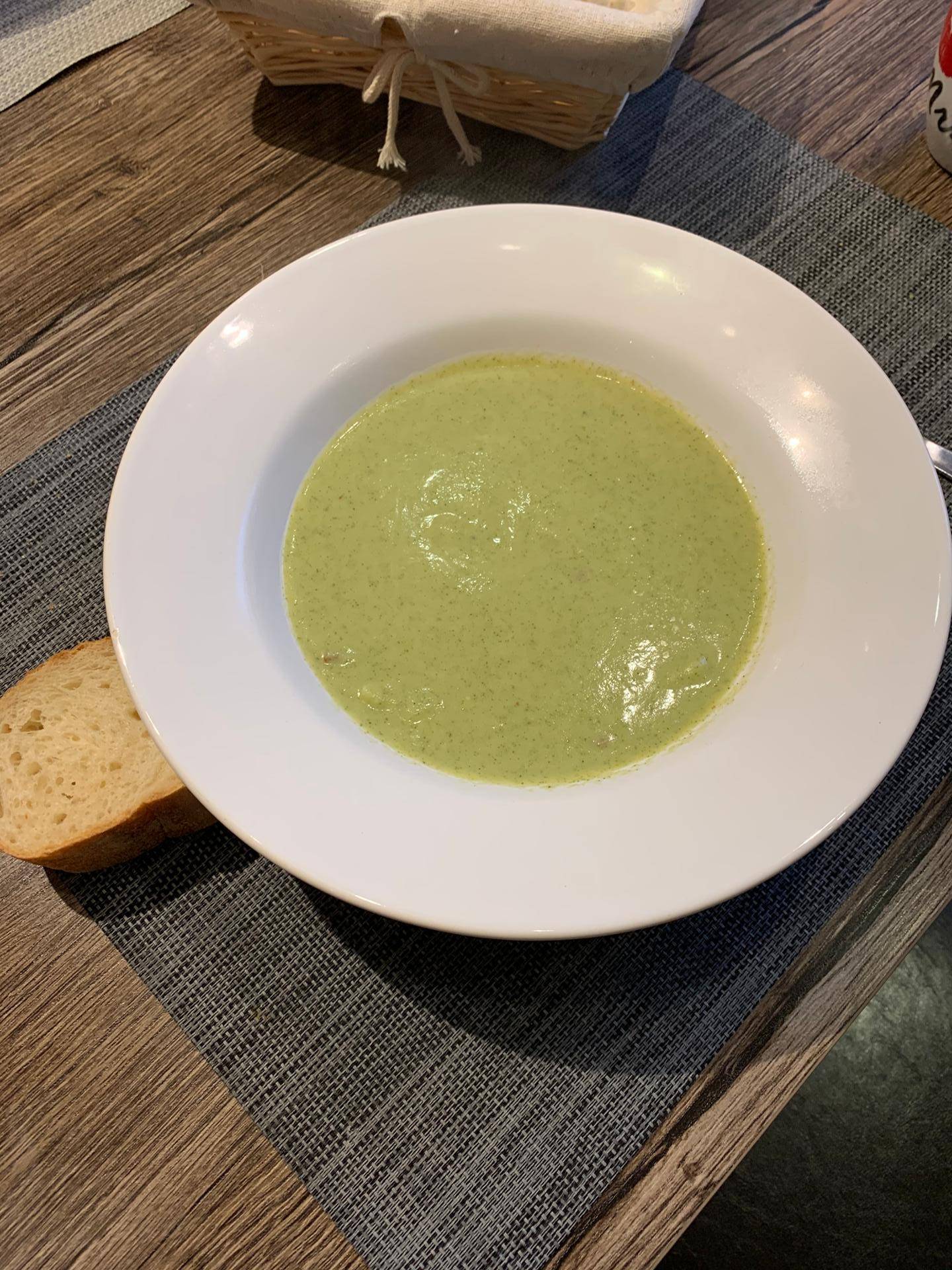 Brokkolicremesuppe mit Speckwürfeln - Rezepte Prep & Cook | Krups