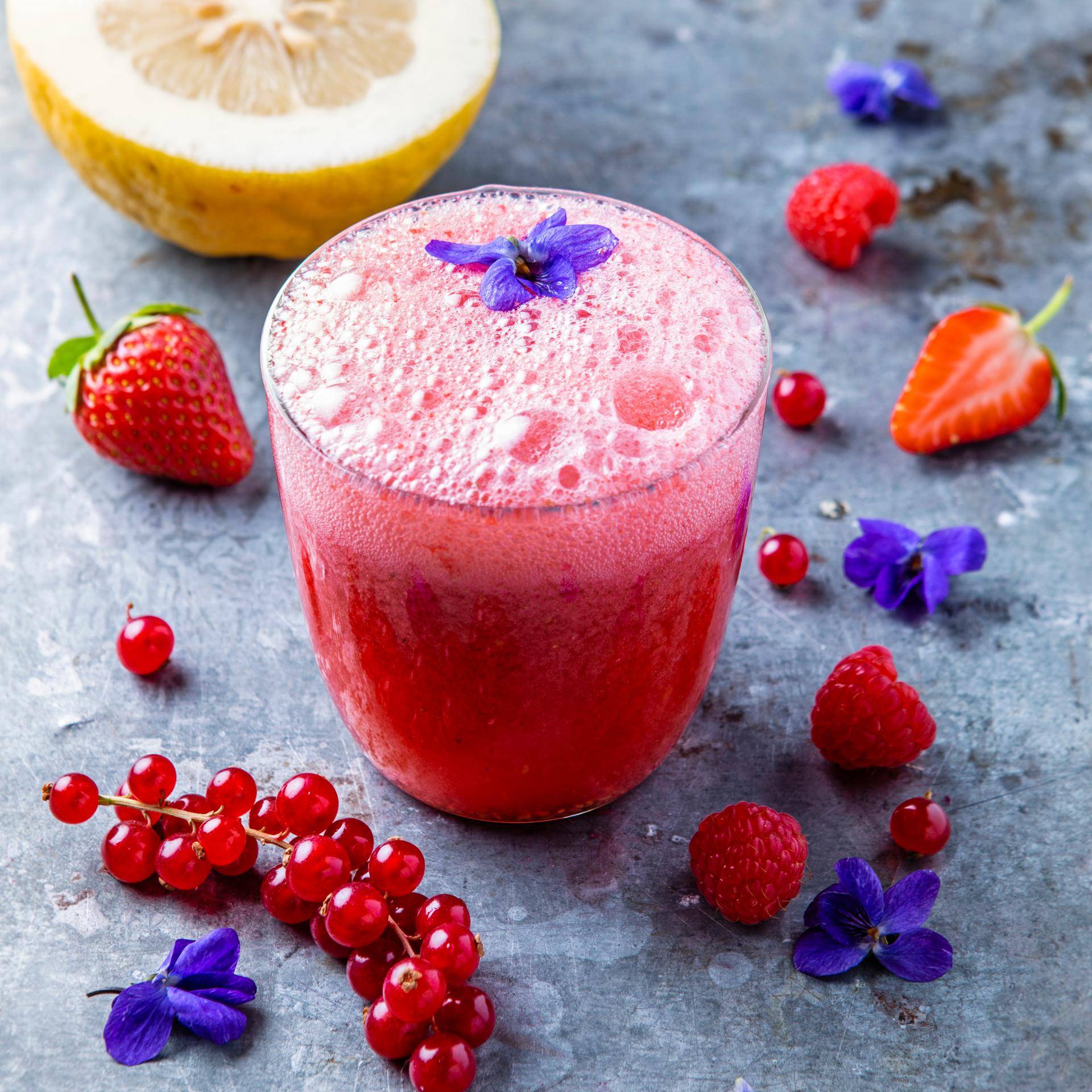 Cocktail aus roten Beeren, Limonade und Veilchenblüten - Rezepte Perfectmix + | Krups