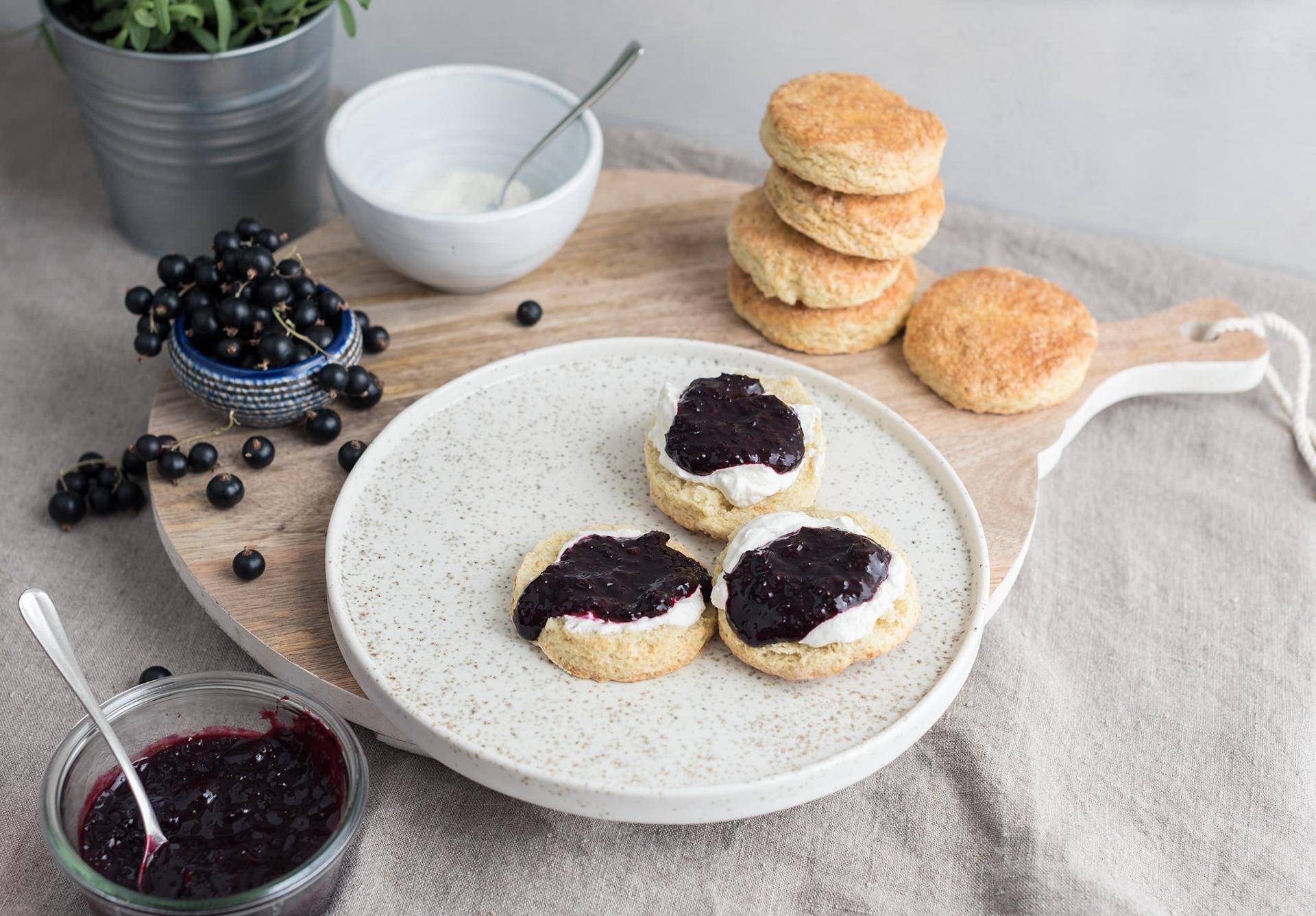 Scones mit schwarzer Johannisbeermarmelade - Rezepte undefined | Krups