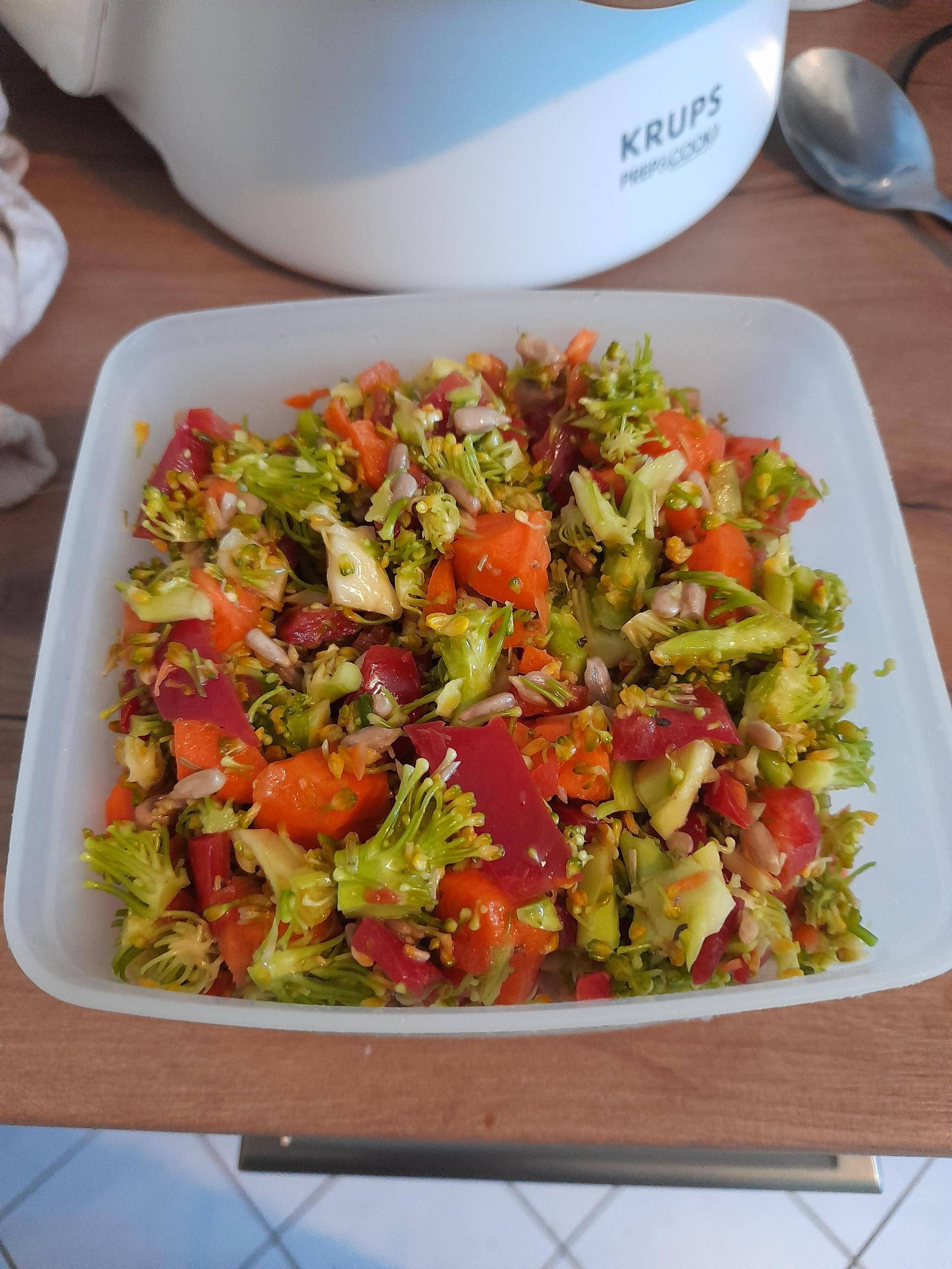 Brokkolisalat mit Karotten Zitrone und Sonnenblumenkernen - Rezepte Prep & Cook | Krups