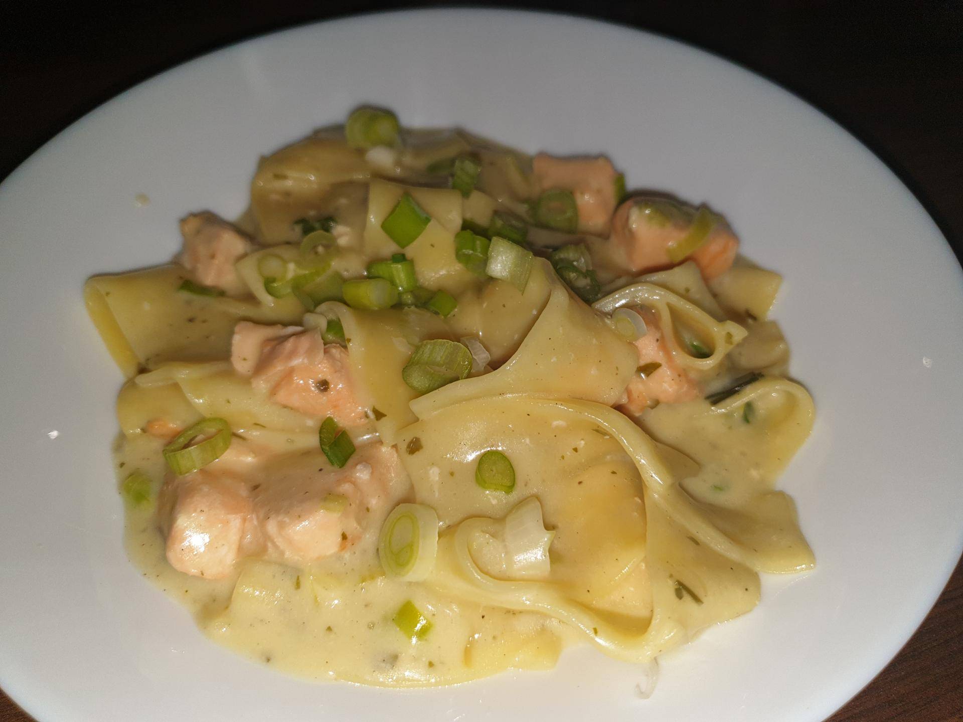 Bandnudeln mit Lachs in Lauch Sahnesoße - Rezepte Cookeo | Krups
