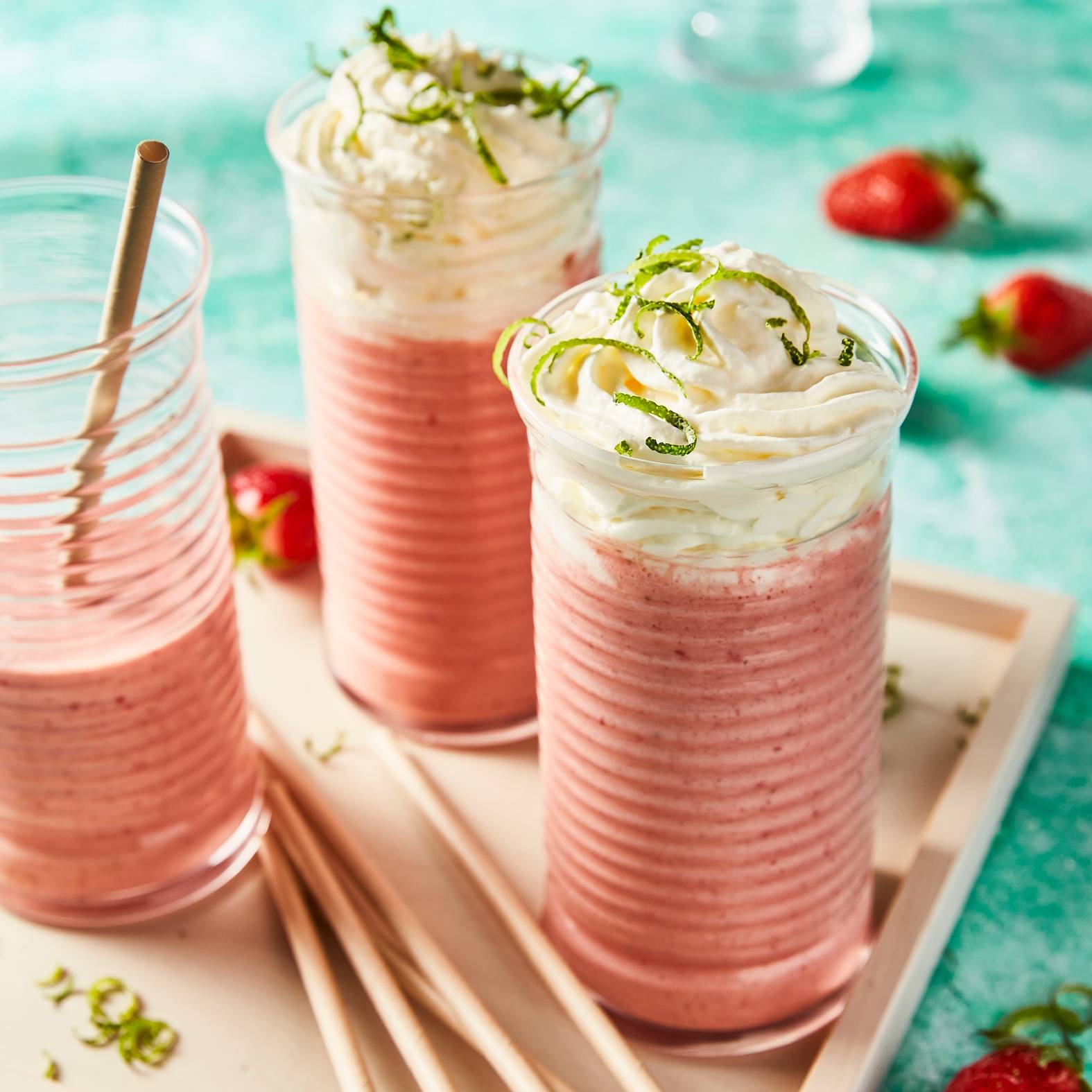 Erdbeermilchshake mit Vanilleeis und Limettenschlagsahne - Rezepte Perfectmix + | Krups