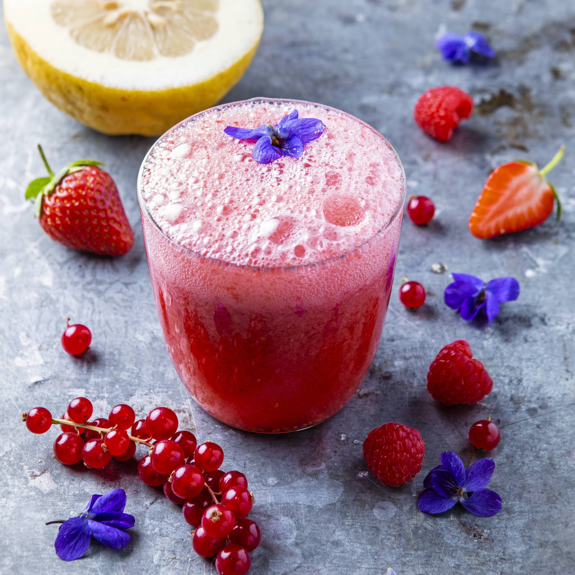 Cocktail aus roten Früchten, Limonade und Veilchen - Rezepte undefined | Krups