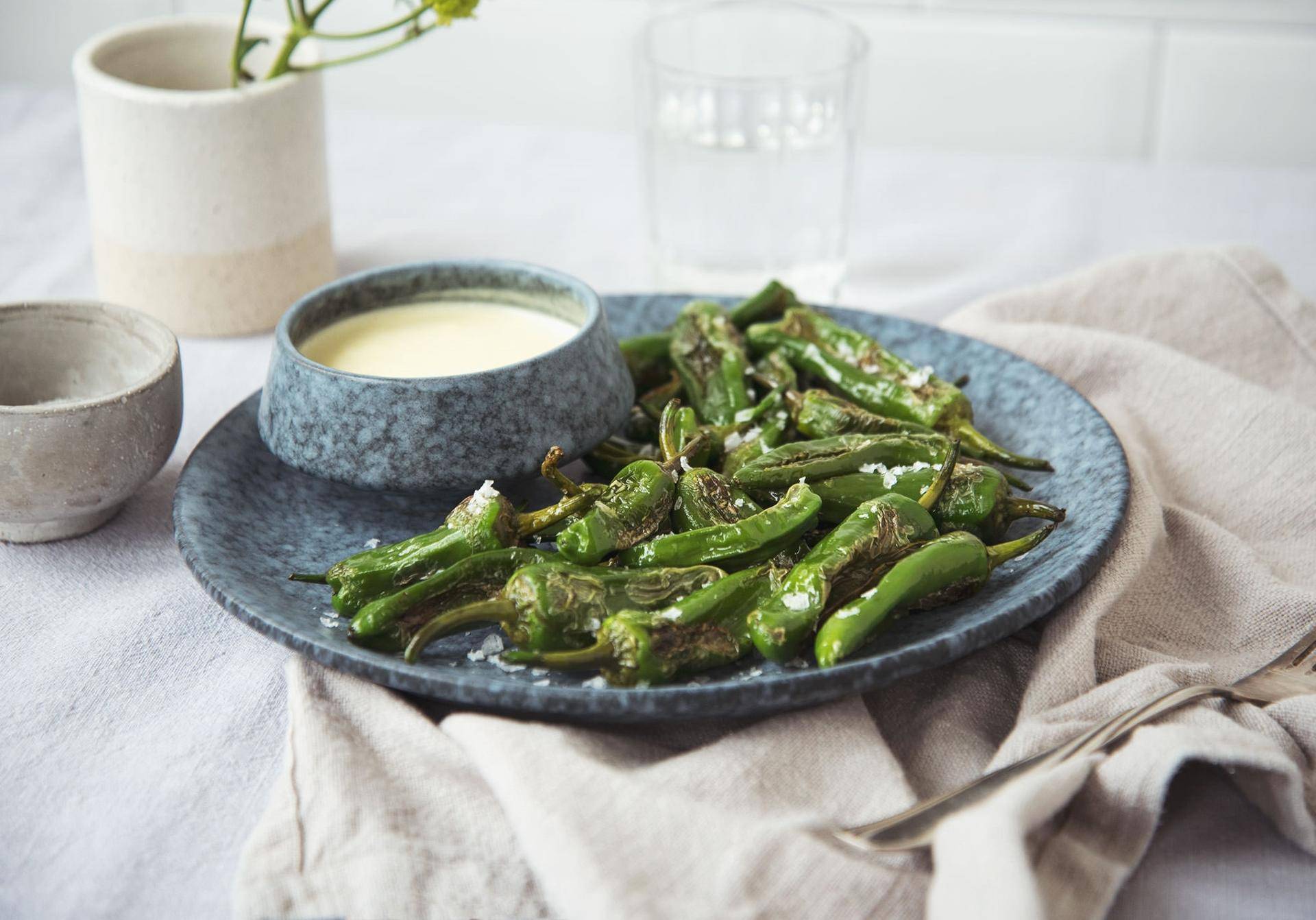 Pimientos de Padrón mit Knoblauch-Dip - Rezepte undefined | Krups