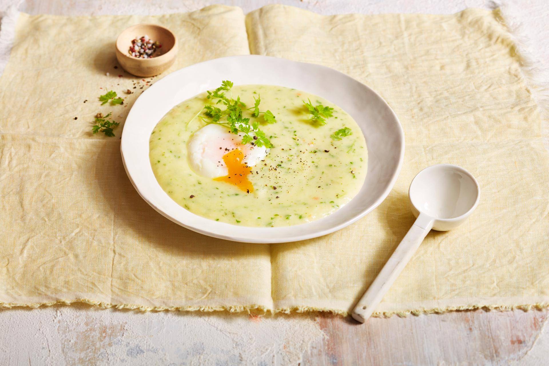 Kerbelsuppe und mit pochiertem Ei - Rezepte undefined | Krups