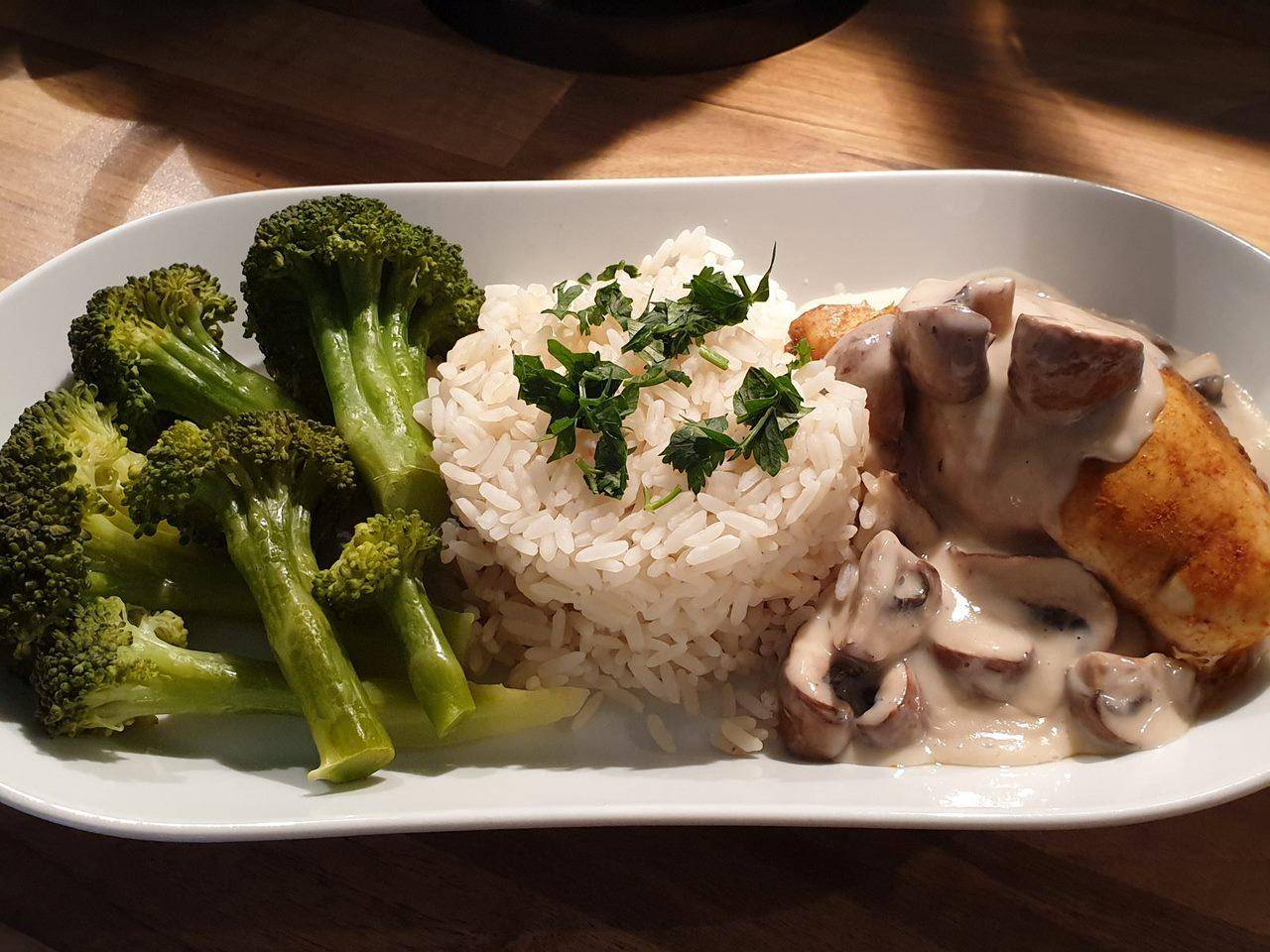 Hähnchenbrustfilet mit Champignonsoße, Brokkoli und Reis - Rezepte Prep & Cook | Krups