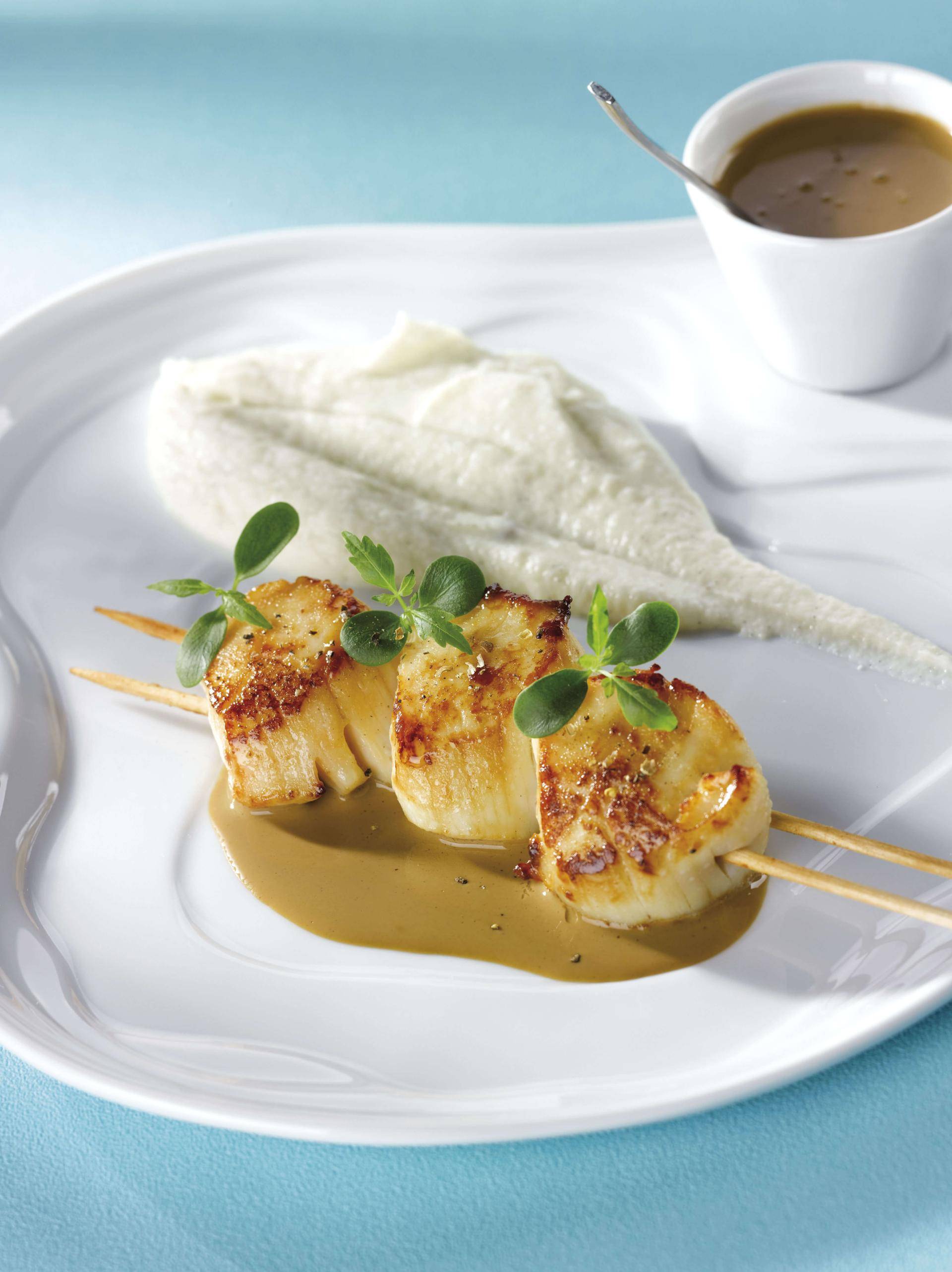 Jakobsmuschel-Spieße mit Kaffeesauce und Sellerie-Vanille-Püree - Rezepte undefined | Krups